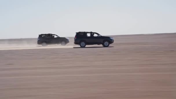 4X4 Vehicles Racing Sandy Surface Sahara Desert Handheld Side View — Wideo stockowe