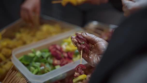 Zubereitung Von Frischem Fleisch Und Gemüsespießen Der Restaurantküche Blick Von — Stockvideo