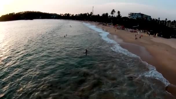 ミリッサ島の夕日の人気と忙しい観光ビーチでの空中ドローン水泳 — ストック動画