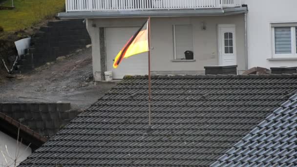 Выцветший Немецкий Флаг Шесте Прикрепленном Черепичной Крыше Машущей Ветром Медленное — стоковое видео