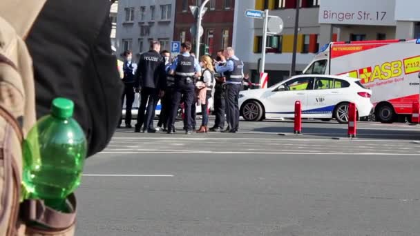3月22日在德国美因茨发生的刀伤和枪击犯罪现场事件 在一辆警车驶离现场时 对多名警察讨论事件的手持射击 — 图库视频影像