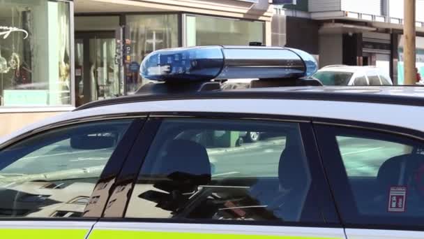 Luces Azules Parpadeando Encima Vehículo Policial Alemán Cerca Escena Del — Vídeos de Stock