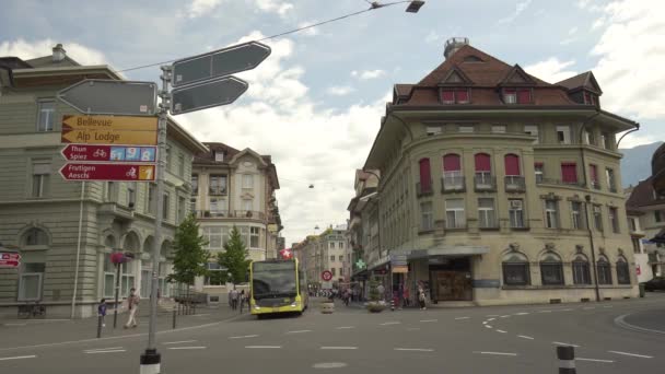 Turisti Attività Autobus Strade Interlaken Svizzera — Video Stock