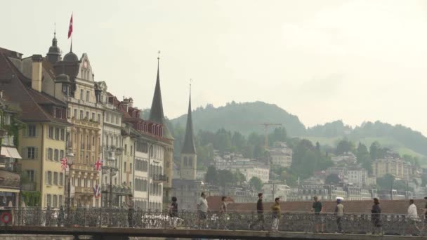 Puente Peatonal Rathaussteg Cruzando Río Reuss Lucerna Suiza — Vídeo de stock