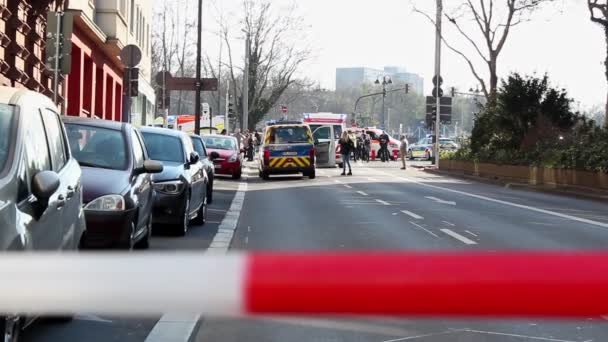 ドイツのマインツで3月22日のナイフ攻撃と銃撃事件の現場は 赤と白のテープで封鎖されました 警察官が車から飛び降りるのを静的に撮影しました — ストック動画
