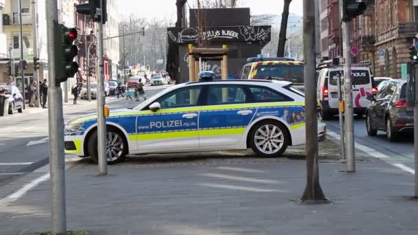 Sidovy Över Tysk Polisbil Parkerad Nära Brottsplatsen För Skottlossningen Mainz — Stockvideo