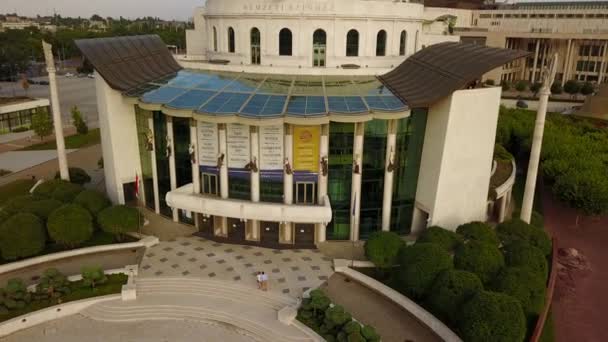 Cinematic Aerial Drone Dolly Shot National Theatre Ludwig Museum Ziggurat — стоковое видео