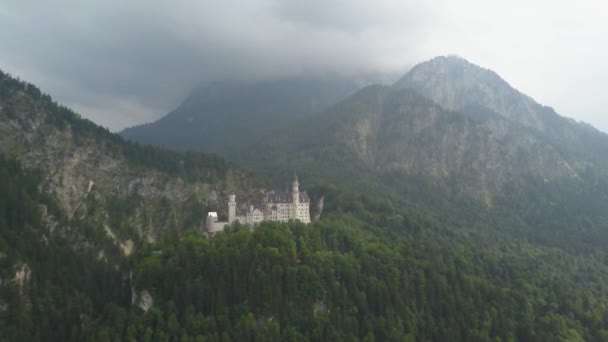 Беспилотный Снимок Замка Нойшванштайн Гордостью Стоит Вершине Холма Достопримечательность Баварии — стоковое видео