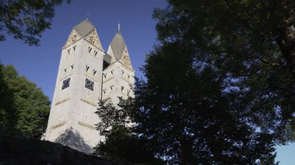 Niski Kąt Widzenia Lubentius Kościół Dietkirchen Przez Gałęzie Drzew Niemczech — Wideo stockowe