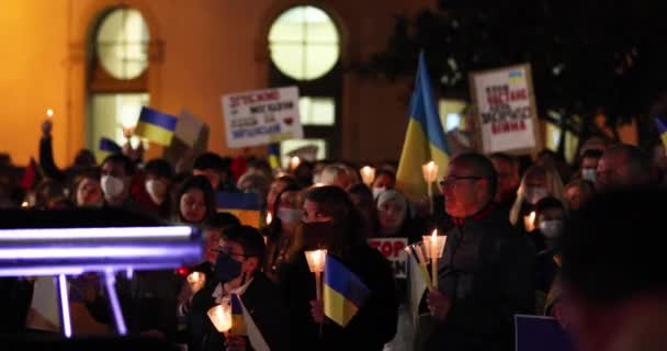 ポルトガルの人々は ロシアの侵略の間にウクライナの平和のために祈るために ポルトガルのレイリアの夜間広場に集まりました ミディアムショット — ストック動画