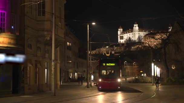 Nouveau Tram Tournant Sur Les Rues Bratislava Sous Château Nuit — Video