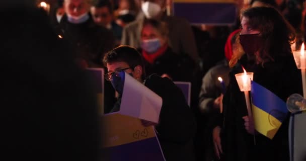 Mensen Maskers Die Kaarsen Oekraïense Vlaggen Vasthouden Tijdens Het Gebed — Stockvideo