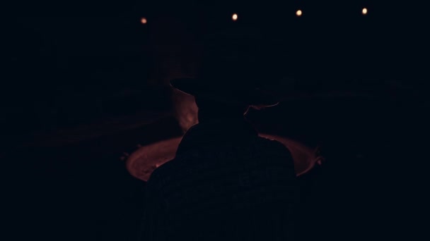 孤独的牛仔享受漆黑的夜晚 坐在篝火边 后视镜升起 — 图库视频影像