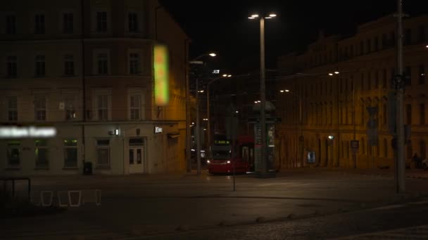 Moderne Straßenbahn Die Nachts Auf Bratislavas Straßen Fährt Slowakei Langsam — Stockvideo