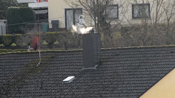 ドイツの大きな黄色の建物の上に煙突から煙の薄いストリームが出てくる 静電三脚ショット — ストック動画