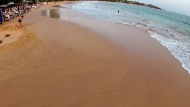 日落时空中飞越米里萨海滩 游客们玩得很开心 斯里兰卡 — 图库视频影像