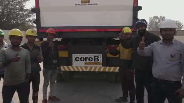 Equipo Orgulloso India Exitoso Hombre Clase Trabajadora Con Casco Protector — Vídeos de Stock