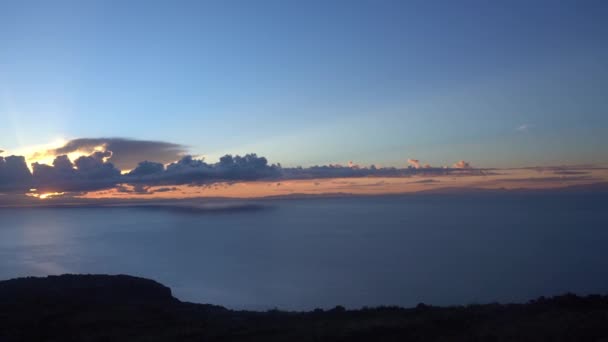 提卡卡湖上令人难以置信的落日景象 傍晚时分 平底锅左移向地平线 — 图库视频影像
