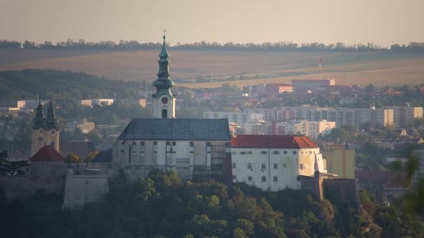 ニトラ城の日没時間経過ニトラ スロバキア 中央ヨーロッパの旧市街に位置しています 街を支配するランドマーク 国の文化遺産 — ストック動画