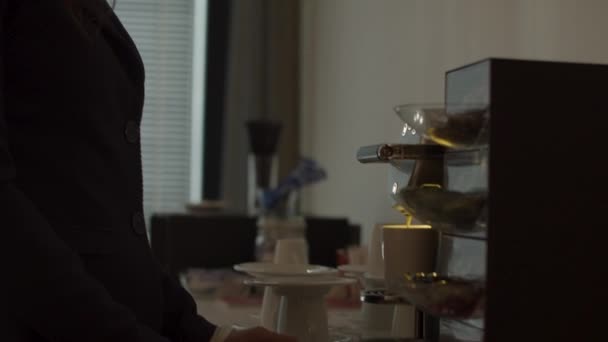 Kadını Kahve Makinesinin Kahvesini Bitirmesini Bekliyor — Stok video