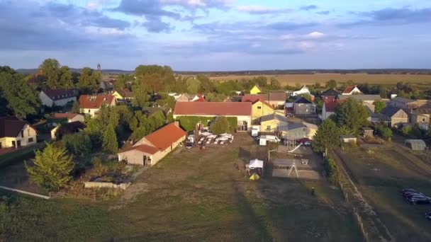 在德国勃兰登堡的一个小村庄 在夏日的日落中 戏剧性的无人驾驶飞机缓慢地降落在一个农场的无人驾驶飞机拍摄的照片上 湖面上有很长的阴影 电影自然观 — 图库视频影像