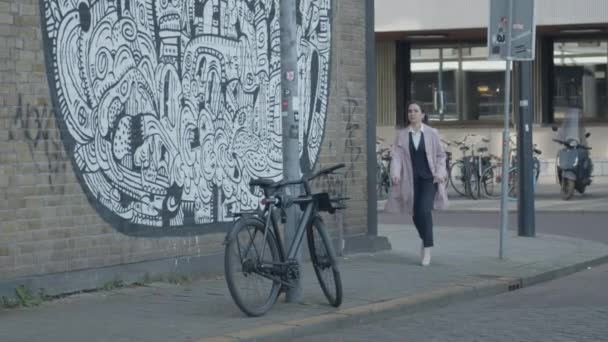 Wide Shot Business Woman Walking Alone Anxiously Sketchy Neighborhood — Stock Video