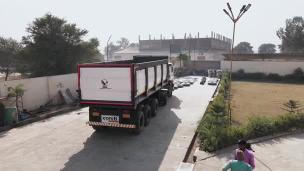 道路や市場を打つ準備ができてインドの製造工場の外に駐車真新しいロードダンプトラック — ストック動画