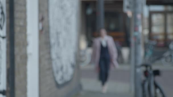 Business Woman Walking Sketchy Urban Neighborhood She Walks Focus — Vídeo de Stock