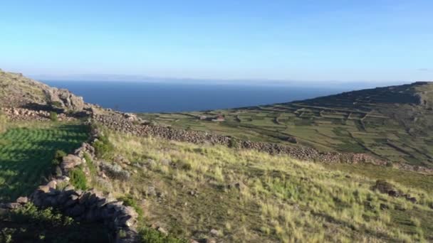 Vista Panorâmica Das Colinas Campo Pelo Lago Titicaca Paisagem Boliviana — Vídeo de Stock