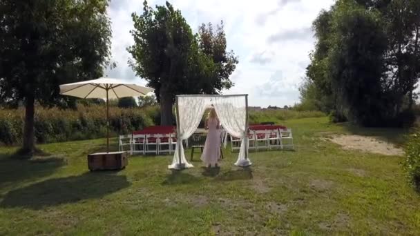 Spectacular Aerial Flight Fly Forwards Drone Shot Free Wedding Speaker — Vídeos de Stock