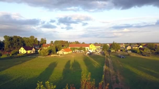 德国勃兰登堡市一个小村庄的湖面上 夏季日落时分 无人驾驶飞机缓缓坠落 无人驾驶飞机在树前鸣枪示警 — 图库视频影像