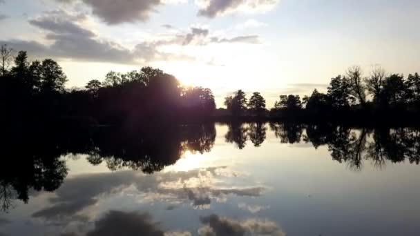 비행기가 올려졌고 하늘은 거울처럼 빛납니다 브란덴부르크의 마을에 호수의 Cinematic Nature — 비디오