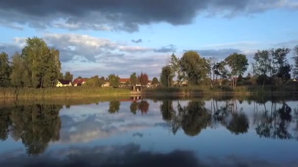 Millió Légi Drón Repülés Magányos Szőke Lány Rózsaszín Nyári Ruha — Stock videók