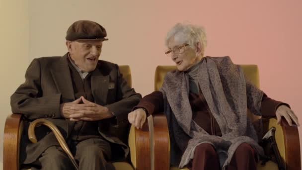 Elder Couple Sitting Couch While Holding Hands — Stockvideo