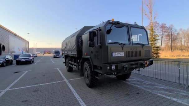 Tracking Motion Jelzc Star Camion Militare Polacco Campo Profughi Ucraino — Video Stock