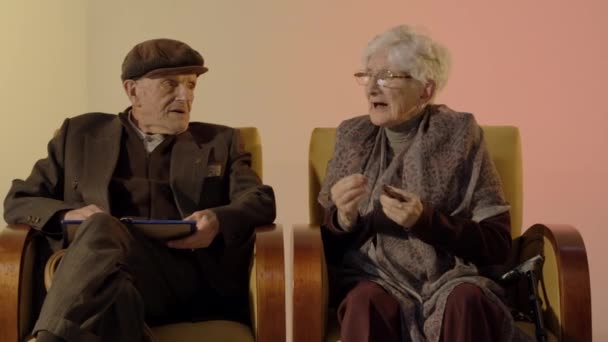 Elder Couple Speaking Till Camera — Stockvideo