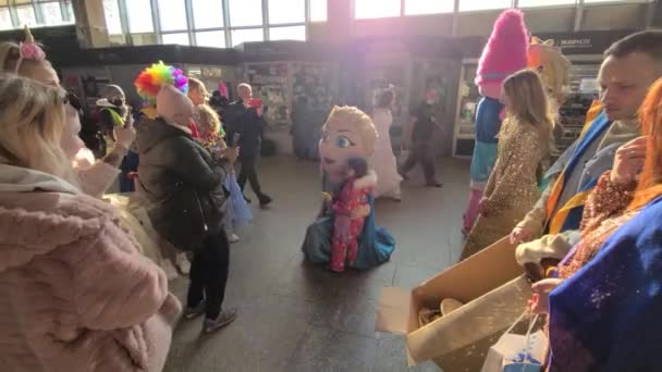 Volontaires Costume Mascotte Jouant Avec Les Enfants Zachodnia Warszawa Sation — Video