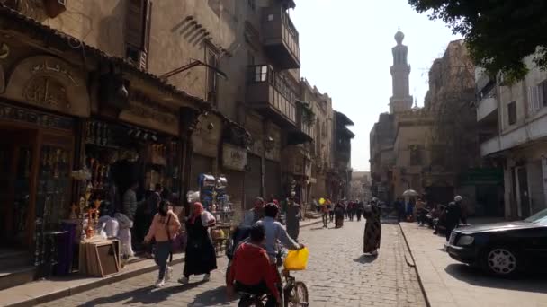 Ocupados Peatones Cruzan Calle Histórica Cairo Islámico Egipto Amplio Tiro — Vídeos de Stock