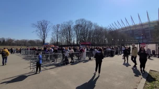 Gran Grupo Recepción Refugiados Ucranianos Entrada Del Estadio Pge Narodowy — Vídeo de stock