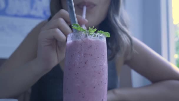 Panning Shot Female Model Drinking Smoothie Restaurant — Video