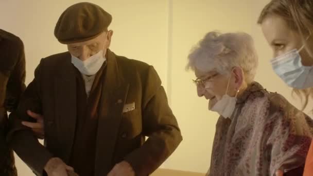 Äldste Par Får Hjälp Att Stå Upp Och — Stockvideo