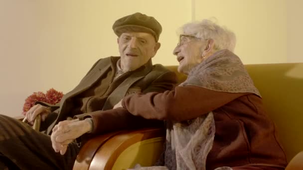 Idősebb Pár Fogja Egymás Kezét Beszél — Stock videók