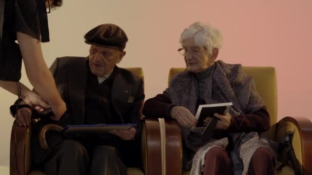 Yaşlı Çift Görüşmeye Hazırlanıyor — Stok video