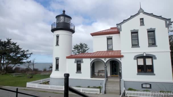 Wide Shot Pulling Away Restored Lighthouse Washington State — Vídeo de Stock