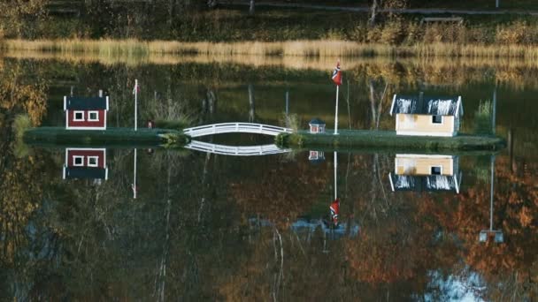 Adegan Indah Taman Kota Finnsnes Norwegia Rumah Mainan Tengah Danau — Stok Video