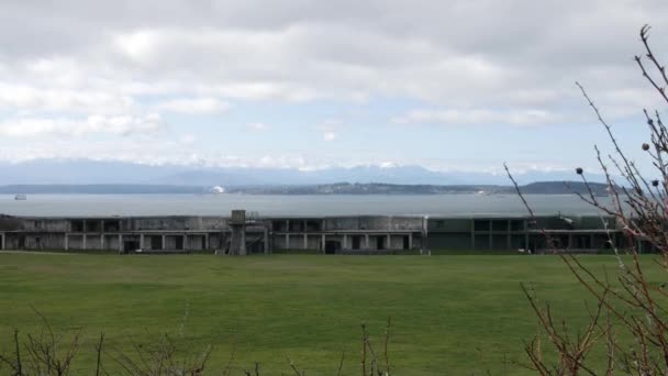 Wide Establishing Shot Fort Casey Military Bunker Whidbey Island — Stok video