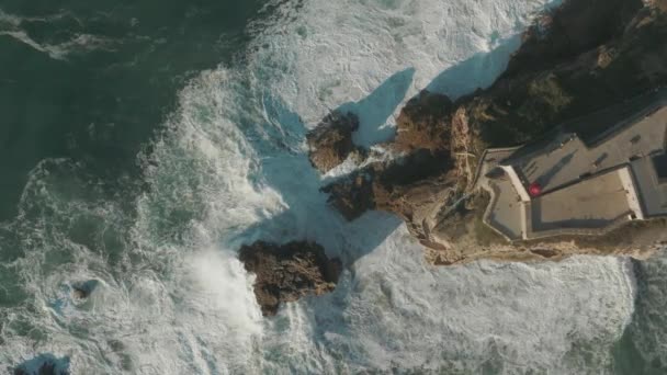 Drohnenaufnahmen Vom Leuchtturm Nazare Portugal Mal Verlangsamt Riesenwellenstadt Vista Drone — Stockvideo