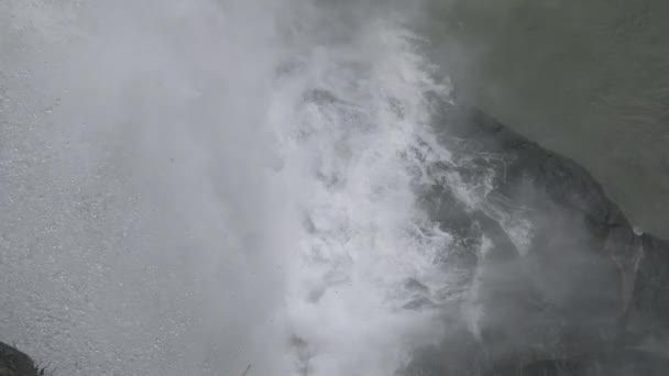 Zwolniony Ruch Zbliżenie Strzał Wodospadu Wody Uderzając Skałę Dole — Wideo stockowe