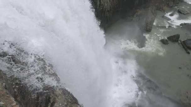 Vídeo Câmera Lenta Seguindo Água Uma Cachoeira Enquanto Cai Para — Vídeo de Stock