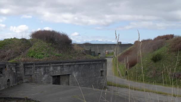Ampia Ripresa Scorrevole Dei Bunker Militari Abbandonati Fort Casey Whidbey — Video Stock